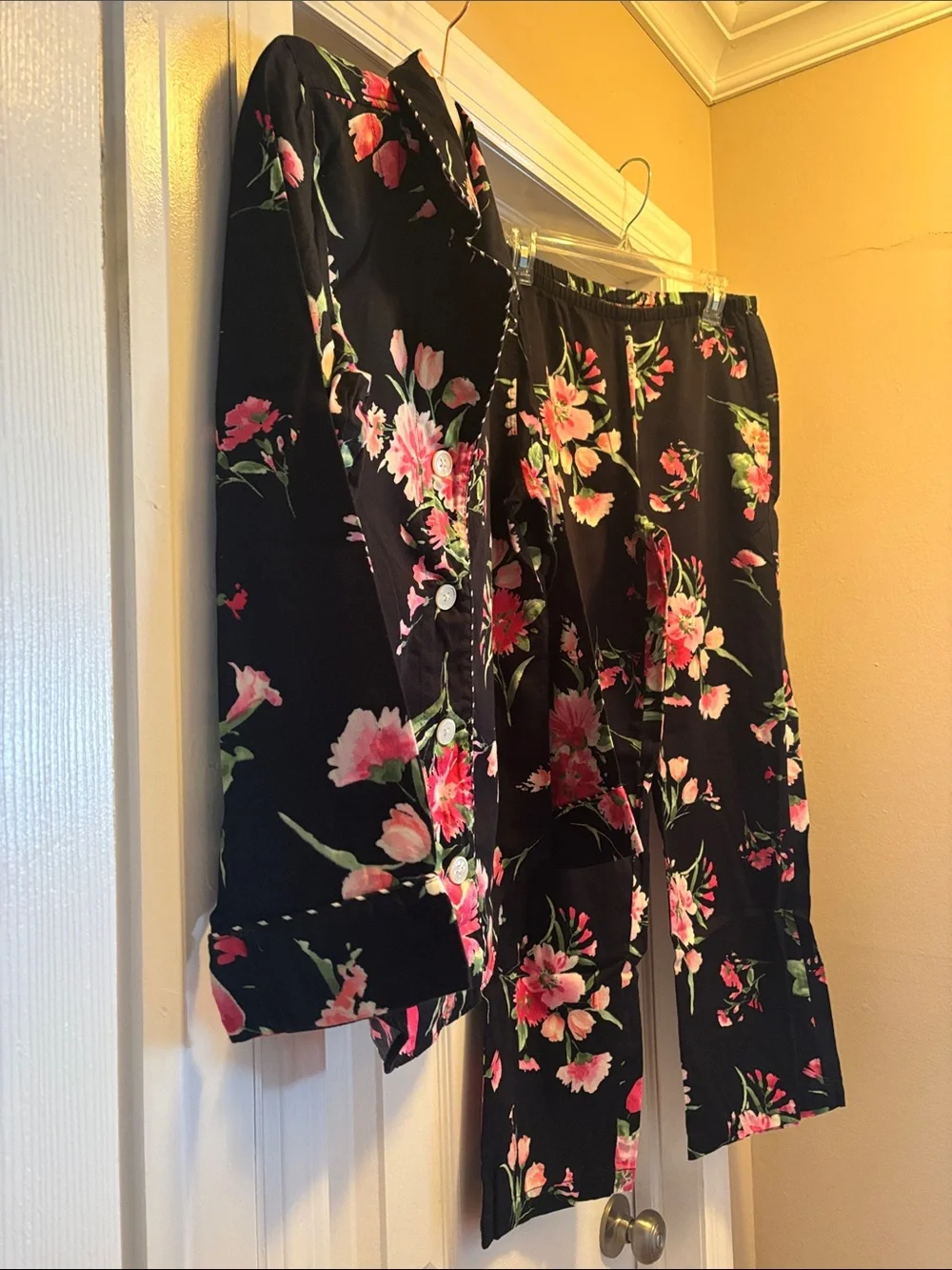 Gently used, CHAPS Women's Black Floral Pajamas 🌷